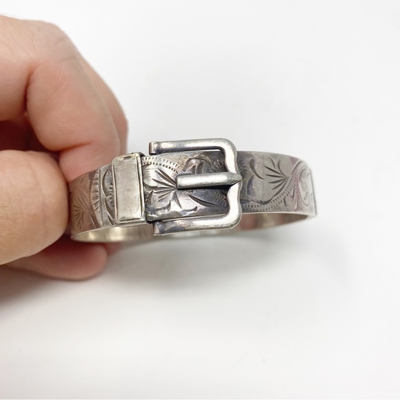 687 Vintage English Belt-style Engraved Bangle Bracelet - Picture 2 of 12